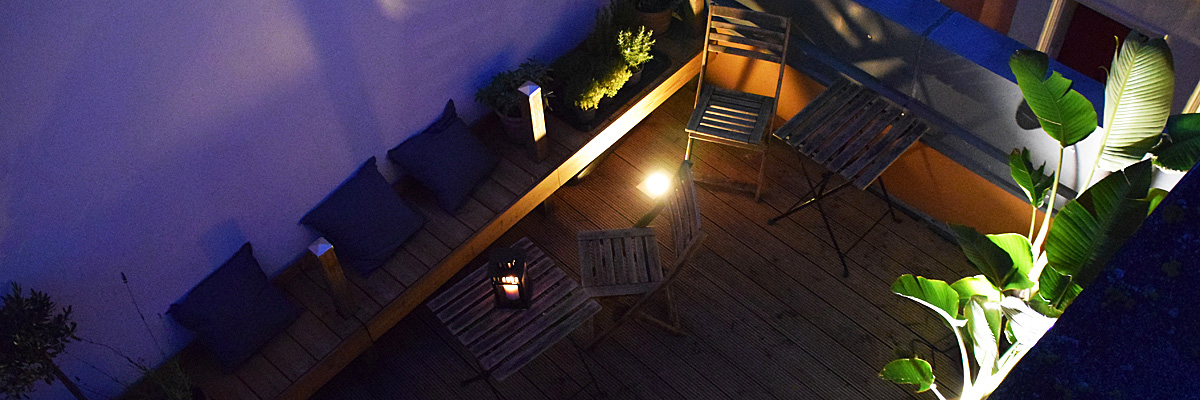 Seitenterrasse bei Nacht